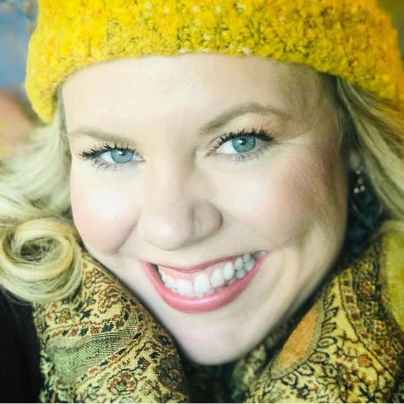 Meet your Posher, Becca - Picture 2 of 7